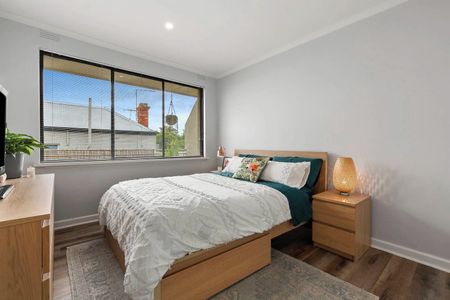 Top-Floor Sun-Filled Apartment in the Heart of Elwood! - Photo 4