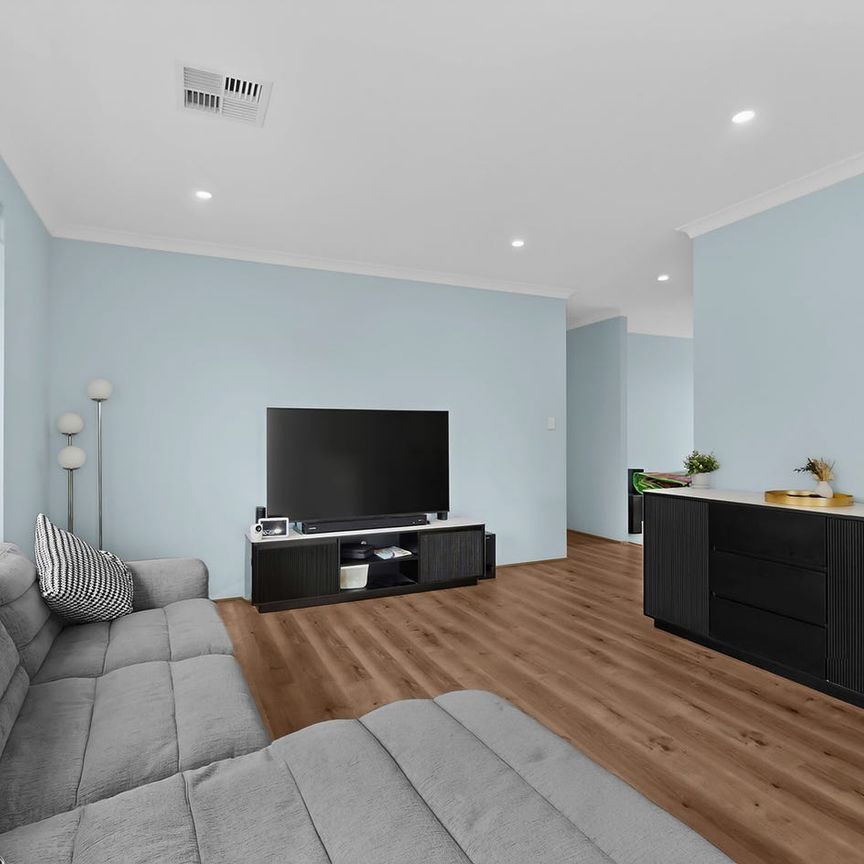 Family Comfort in a Quiet street - Photo 1