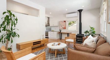Three bedroom air conditioned home in a sought after location - Photo 5