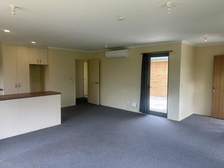 Large 2 bedroom, private home in Wakefield - Photo 3