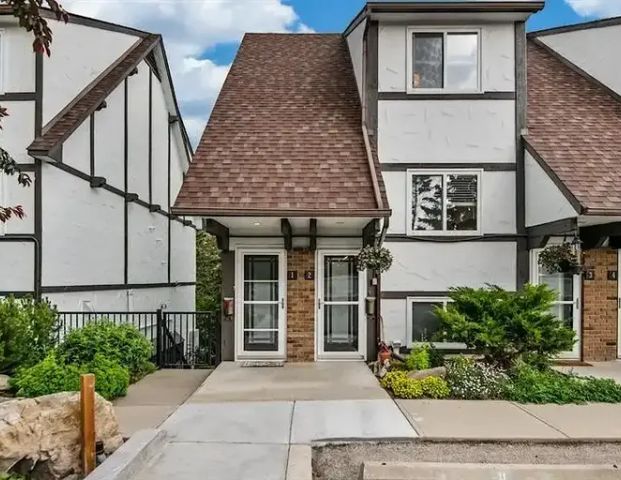 Luxury Renovated Inner City Townhouse | 308 Cedar Crescent Southwest, Calgary - Photo 1