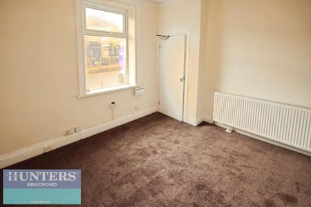 3 bedroom end of terrace house to rent - Photo 2