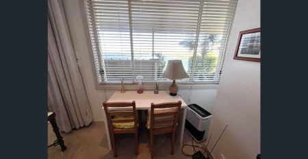 Furnished One-Bedroom Flat with Harbour Views - Photo 3