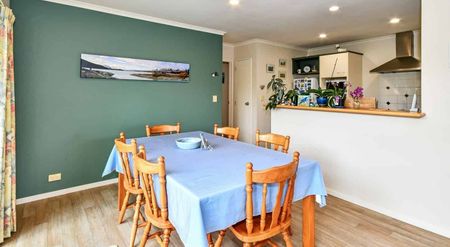 Charming 3BR Wattle Downs Retreat - Photo 2