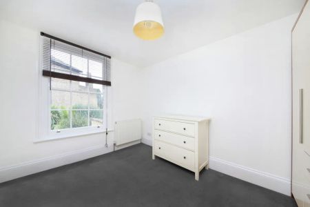 2 bedroom flat in Clapham - Photo 2