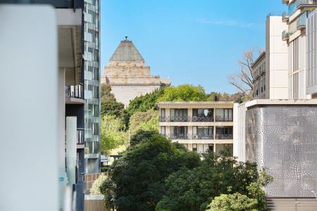 Spacious, Bright and Perfectly Positioned Apartment! - Photo 2