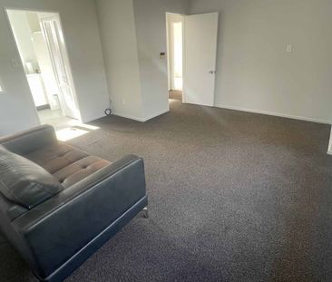 Updaded Gem in Otahuhu ! 2 Bedroom + Internal Garage - Photo 2