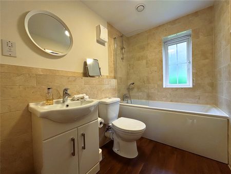 Sullivan Close, Farnborough, GU14 - Photo 3