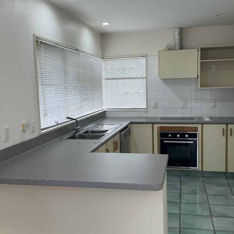 Lovely Modern 3 Bedroom Home available close to Southmall - Photo 1