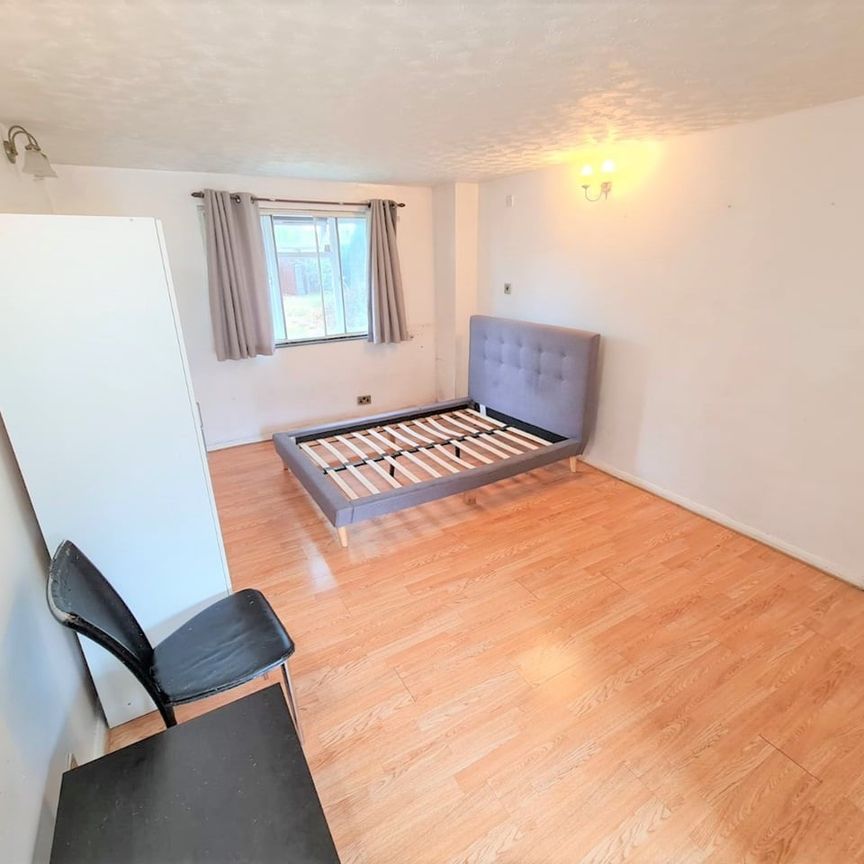 1 Bed Flat, Royston Gardens, IG1 - Photo 1