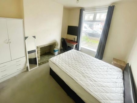 4 bedroom terraced house to rent - Photo 5