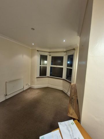 2 Bed Terraced House, Willet Palace, CR7 - Photo 2