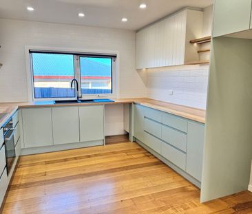 Sunny & Spacious Living in a Convenient Location - Photo 5