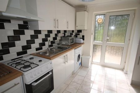 4 bedroom detached house to rent - Photo 3