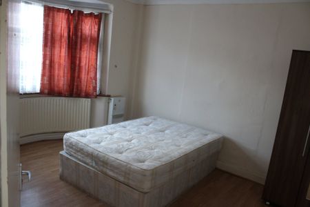 Cardington Square, Hounslow - Photo 2