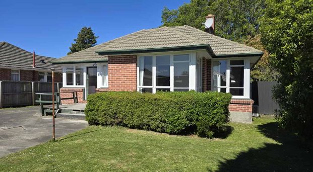 THREE BEDROOMS - HEATPUMP - PETS NEGOTIABLE - Photo 1