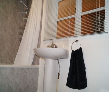 Bright & Modern Room | Quiet Neighborhood 🌿 Room 1 - Executive Doub... - Photo 2