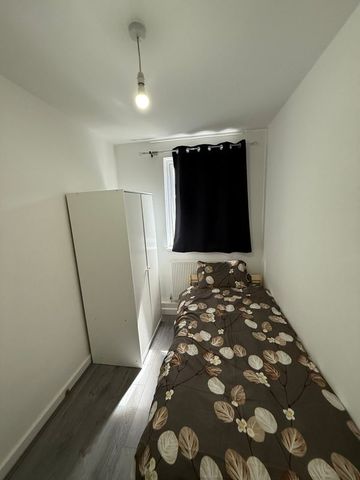 Room in a Shared Flat, Smythe St, E14 - Photo 4