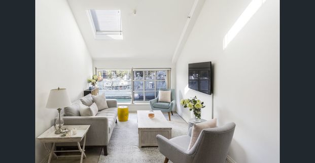 Stylish, fully-furnished loft-style apartment on the Harbour - Photo 1