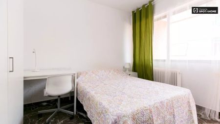 Double bed in Room in a shared 5-bedroom apartment for rent in Camino de Ronda. - Foto 5