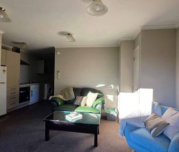 One bedroom, fully furnished unit Central Hamilton - Photo 1