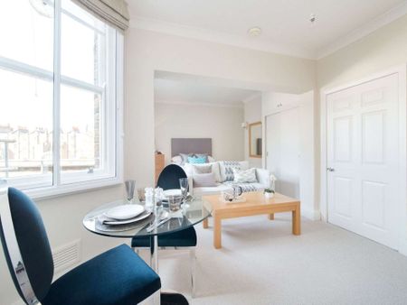 A contemporary studio apartment located on the first floor of this mansion block and close to local amenities - Photo 5