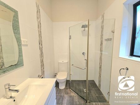 One Bedroom Flat with Large Yard and Water Glimpse - Photo 4