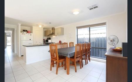 Family home in a great location! - Photo 2