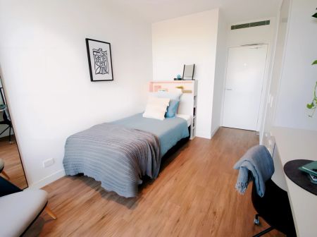 3 Bed Apartment with Terrace - Photo 3