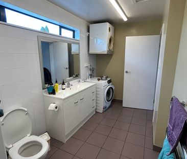 Lovely 3-Bedroom Home in Blockhouse Bay - Prime Location! - Photo 6