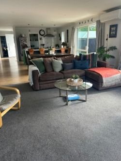 This very tidy 3-bedroom, 2-bathroom home offers comfortable modern living in a quiet no-exit street. - Photo 2