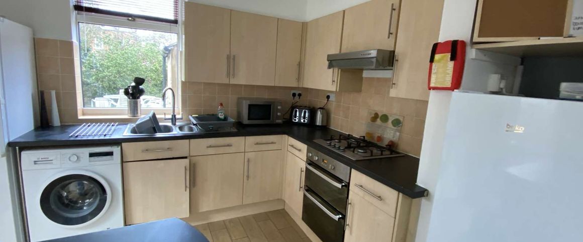 South Road Room 5 - Photo 1