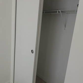 Private room surrey central $1400+utilities - Photo 4