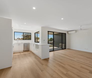 Modern Newly Built Townhouse with Excellent Access to Public Transport - Photo 6