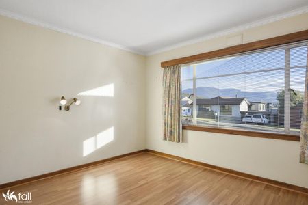 Sunny Aspect, Convenient Living - Photo 2