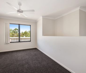 Stylish 2 Level, 4 Bedroom Stand Alone Townhouse - Close to Everyth... - Photo 5