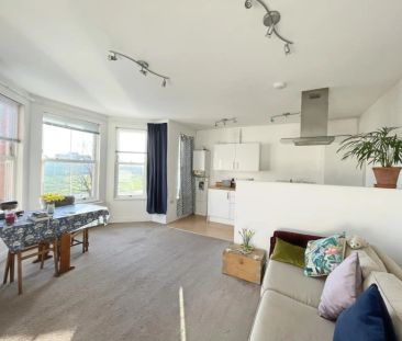 First floor flat within this well established mansion style block, ... - Photo 1