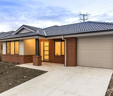 IMMACULATE THREE BEDROOM TOWNHOUSE - Photo 5