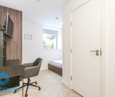 5 bed Apartment for Rent - Photo 2