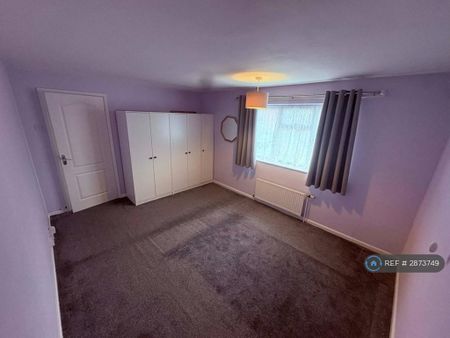 3 bedroom semi-detached house to rent - Photo 2