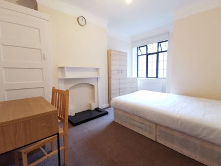 3 bedroom flat to rent - Photo 4
