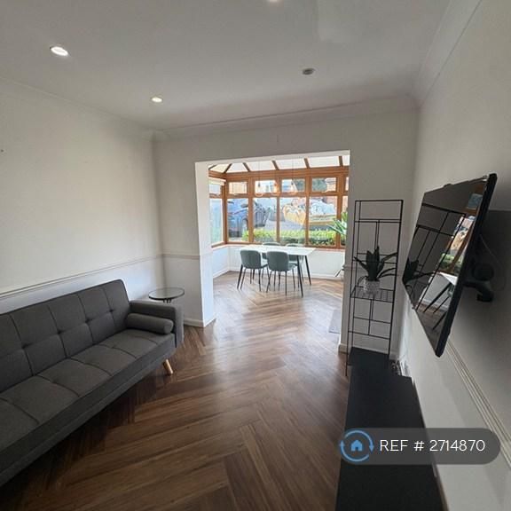 1 bedroom in a house share to rent - Photo 1