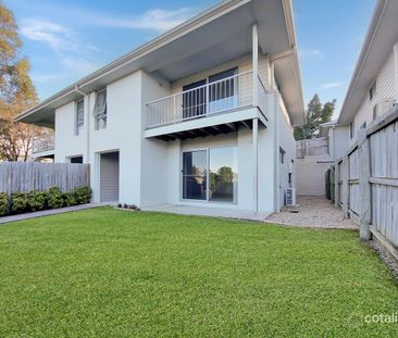 Spacious 3 Bedroom Townhouse with Double Garage - Photo 2