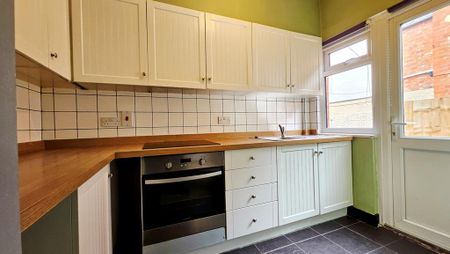 4 bedroom terraced house to rent - Photo 5