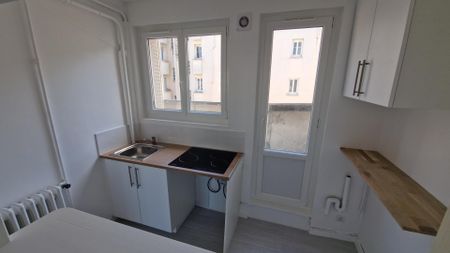 Location Appartement 3 pièces 51m² PARIS 15ème - Photo 3