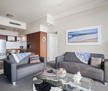 RESORT LIVING IN THE HEART OF SURFERS PARADISE! - Photo 2