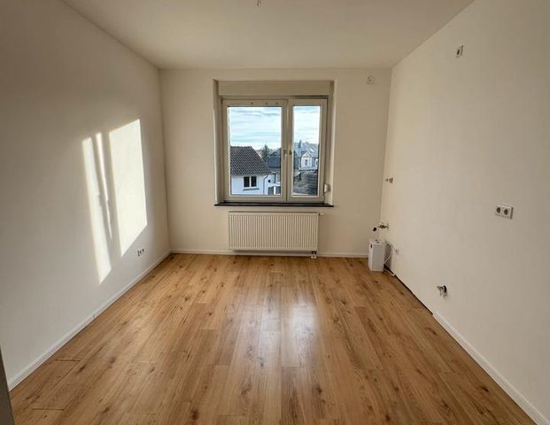 Helle und modernisierte 2-Zimmer Altbauwohnung mit Balkon - Foto 1