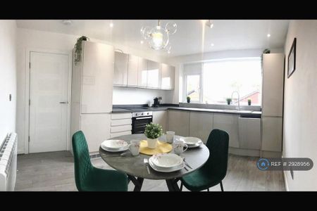 3 bedroom flat to rent - Photo 4