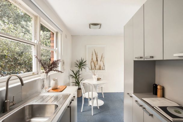 Low maintenance living and convenience close to transport - Photo 1