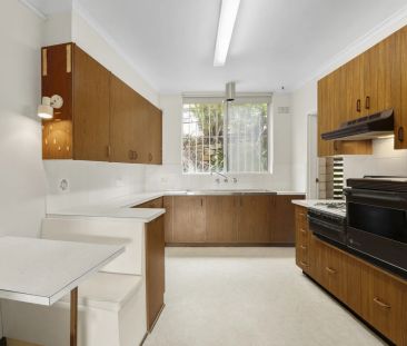 Classic Beachside Apartment with Vintage Charm - Photo 4